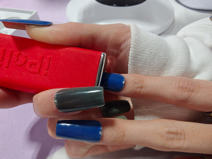 Die Spitze des Fingernagels ist leitend und dieser reagiert dann auf die angelegte Spannung. (Bild: Martin Wolf/Golem)