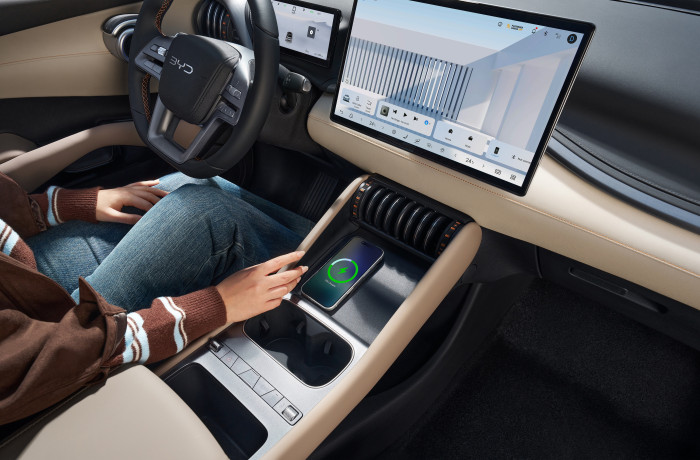 Den Gangwahlhebel hat BYD an das Lenkrad versetzt. (Bild: BYD)