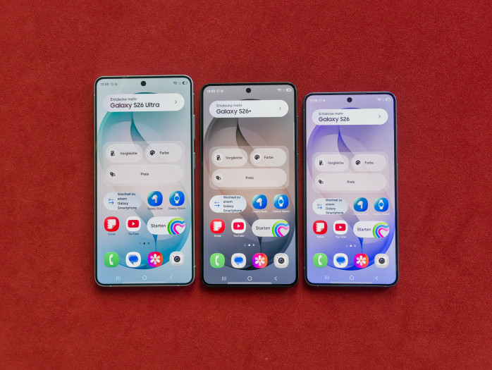 Das Galaxy S26 hat einen minimal größeren Bildschirm, bei den beiden anderen Modellen sind Größe und Auflösung identisch. (Bild: Tobias Költzsch/Golem)
