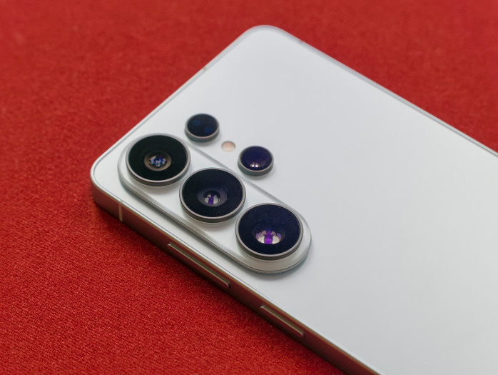 Das Galaxy S26 Ultra hat die beste Kamera der drei neuen Modelle - bis auf eine etwa größere Blendenöffnung sind die Kameras aber identisch mit denen der Vorgänger. (Bild: Tobias Költzsch/Golem)