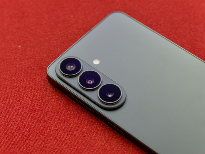 ... und das Galaxy S26 haben keine Änderungen bei der Kamera bekommen. (Bild: Tobias Költzsch/Golem)