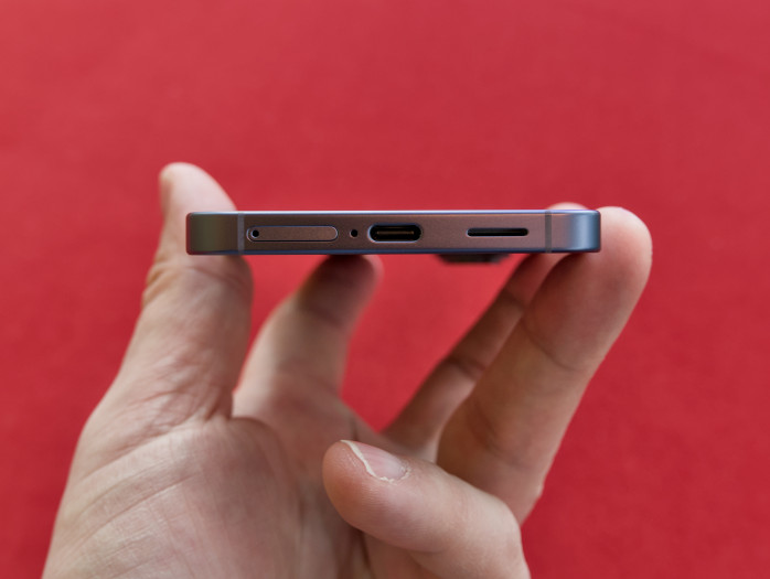 Das Galaxy S26 Plus lädt jetzt mit bis zu 45 Watt. (Bild: Tobias Költzsch/Golem)