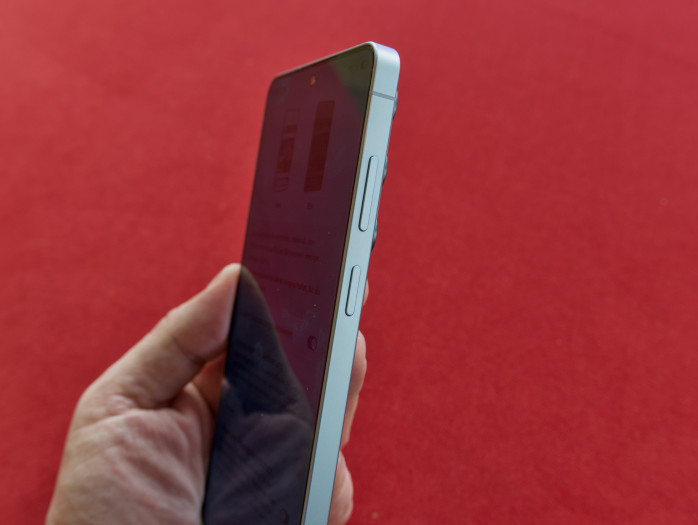 Das Galaxy S26 Ultra bekommt die Funktion Privacy Display, mit der die Betrachtung von der Seite durch Abschalten bestimmter Pixel erschwert wird. (Bild: Tobias Költzsch/Golem)