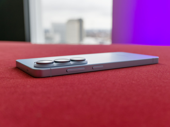 Das Galaxy S26 Ultra ist mit offiziell 7,9 mm relativ flach, dafür ragt das Kameramodul recht weit heraus. (Bild: Tobias Költzsch/Golem)