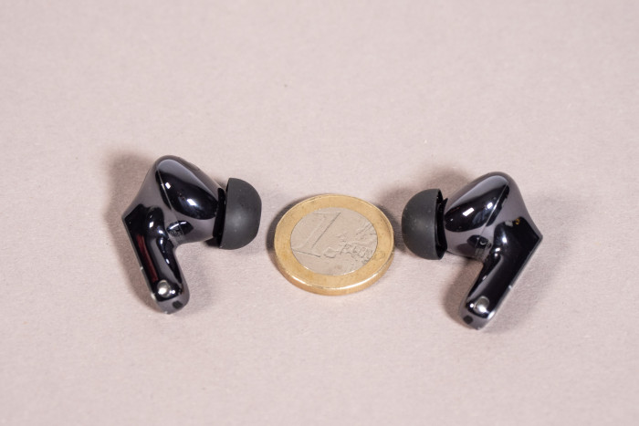 Die Freebuds Pro 5 im Größenvergleich mit einer 1-Euro-Münze (Bild: Martin Wolf/Golem)