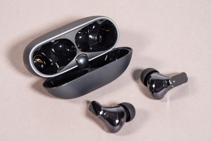 Bei den schwarzen Freebuds Pro 5 ist das Ladeetui nur innen schwarz. (Bild: Martin Wolf/Golem)