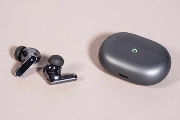 Außen ist das Ladeetui der schwarzen Freebuds Pro 5 grau. (Bild: Martin Wolf/Golem)