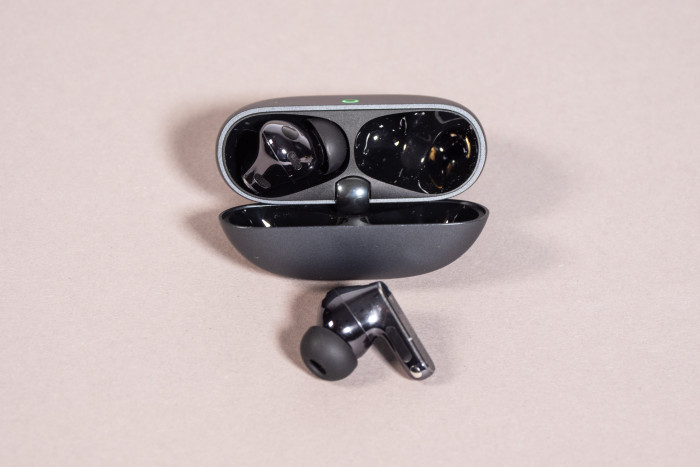 Die Freebuds Pro 5 lassen sich bequem aus dem Ladeetui entnehmen und wieder ablegen. (Bild: Martin Wolf/Golem)