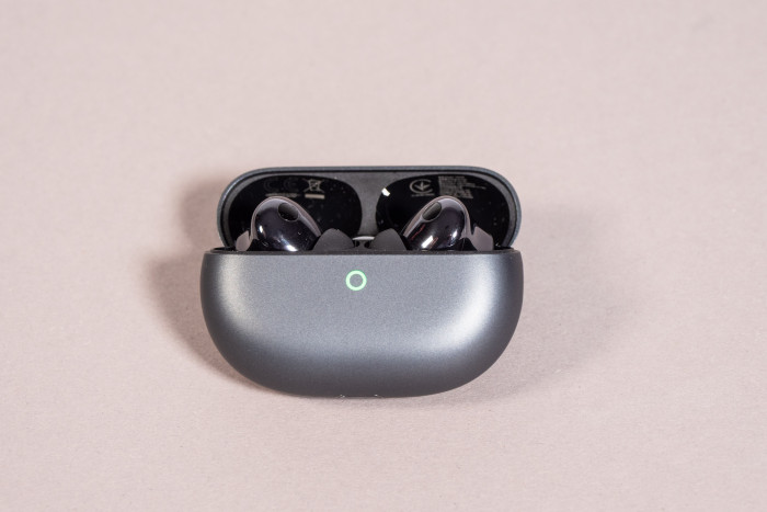 Die LED am Ladeetui informiert über den Ladestatus der Stöpsel und des Etuis. (Bild: Martin Wolf/Golem)