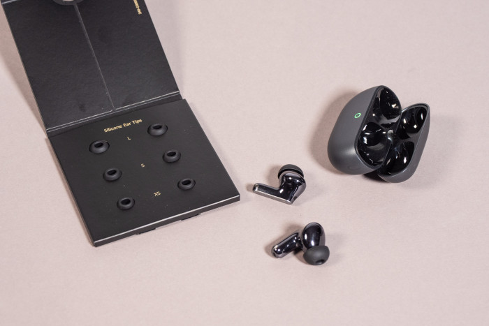 Die Freebuds Pro 5 werden mit Silikonaufsätzen in vier Größen ausgeliefert. Ein Ladekabel liegt nicht mehr bei. (Bild: Martin Wolf/Golem)