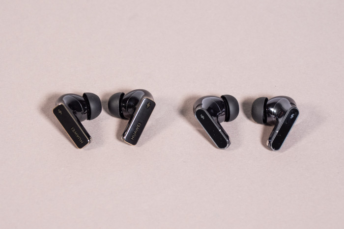 Das Schwarz der Freebuds Pro 4 und der Freebuds Pro 5 unterscheidet sich deutlich. (Bild: Martin Wolf/Golem)