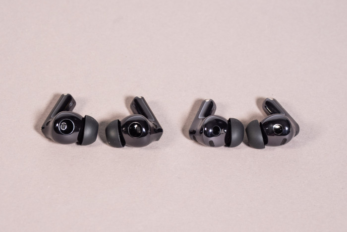 Links die Freebuds Pro 4 und rechts die Freebuds Pro 5 (Bild: Martin Wolf/Golem)