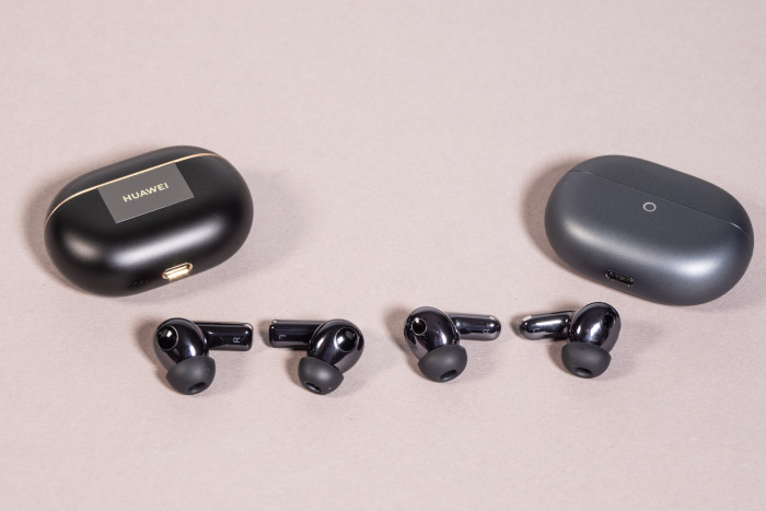Links die Freebuds Pro 4 mit einem auch außen schwarzen Ladeetui und rechts die Freebuds Pro 5 mit dem grau-schwarzen Ladeetui (Bild: Martin Wolf/Golem)