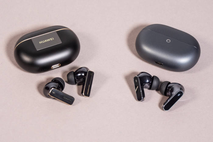 Links die Freebuds Pro 4 mit einem auch außen schwarzen Ladeetui und rechts die Freebuds Pro 5 mit dem grau-schwarzen Ladeetui (Bild: Martin Wolf/Golem)