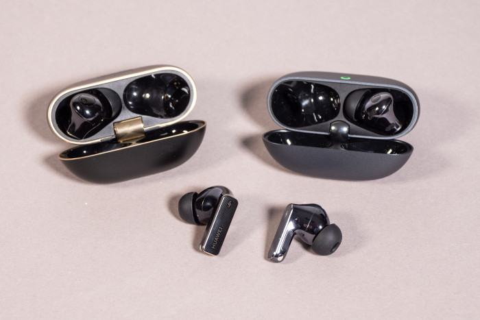 Links die Freebuds Pro 4 bei geöffnetem Ladeetui und rechts die Freebuds Pro 5 mit geöffnetem Ladeetui (Bild: Martin Wolf/Golem)