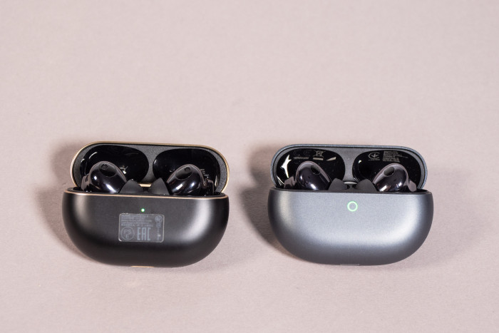 Links die Freebuds Pro 4 bei geöffnetem Ladeetui und rechts die Freebuds Pro 5 mit geöffnetem Ladeetui (Bild: Martin Wolf/Golem)