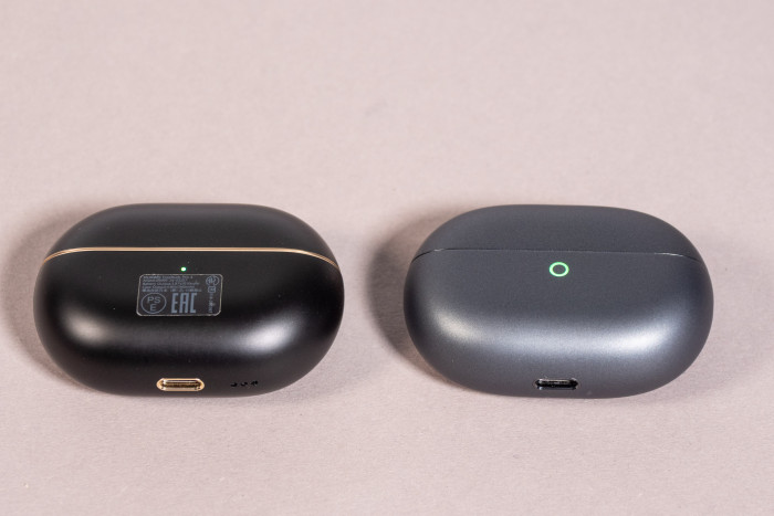 Links das Ladeetui der Freebuds Pro 4 und rechts das Ladeetui der Freebuds Pro 5 (Bild: Martin Wolf/Golem)