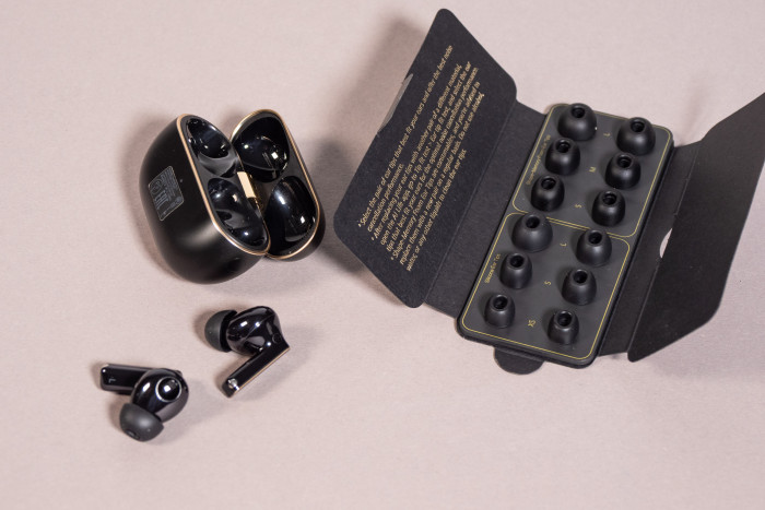 Bei Freebuds Pro 4 gehören Silikonaufsätze in vier Größen und Foam-Aufsätze in drei Größen zum Lieferumfang. (Bild: Martin Wolf/Golem)