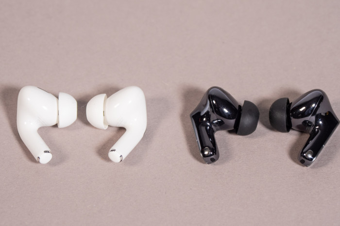 Links die Airpods Pro 2 von Apple, rechts die Freebuds Pro 5 von Huawei (Bild: Martin Wolf/Golem)