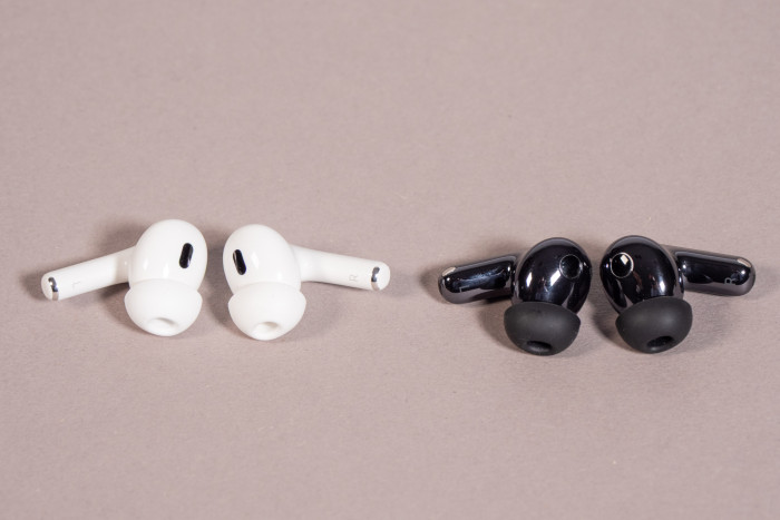 Links die Airpods Pro 2 von Apple, rechts die Freebuds Pro 5 von Huawei (Bild: Martin Wolf/Golem)