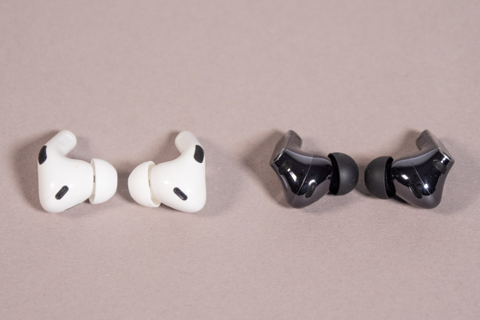 Links die Airpods Pro 2 von Apple, rechts die Freebuds Pro 5 von Huawei (Bild: Martin Wolf/Golem)