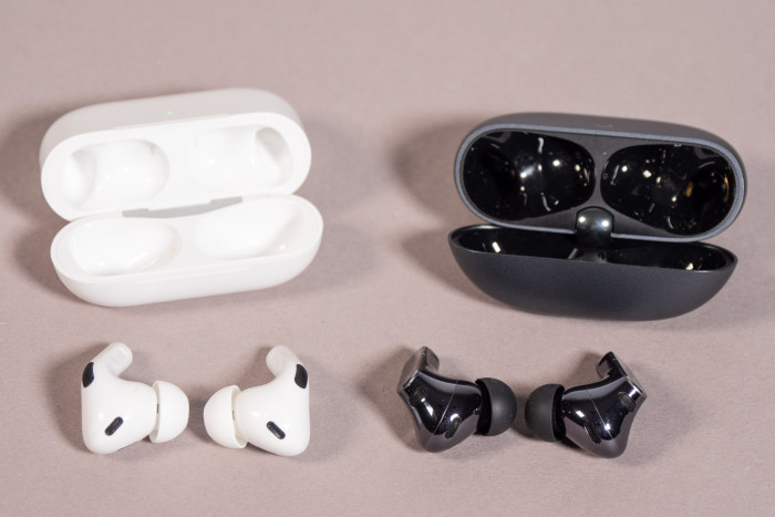 Links die Airpods Pro 2 mit Ladeetui, rechts die Freebuds Pro 5 mit Ladeetui (Bild: Martin Wolf/Golem)