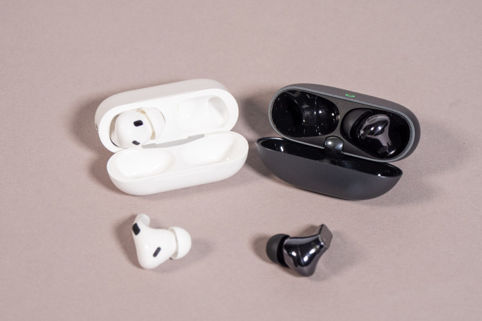 Links die Airpods Pro 2 mit geöffnetem Ladeetui, rechts die Freebuds Pro 5 mit geöffnetem Ladeetui (Bild: Martin Wolf/Golem)