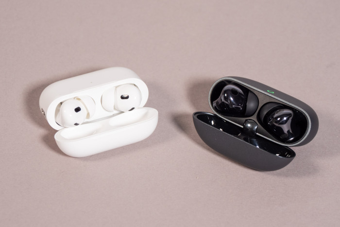 Links die Airpods Pro 2 mit geöffnetem Ladeetui, rechts die Freebuds Pro 5 mit geöffnetem Ladeetui (Bild: Martin Wolf/Golem)