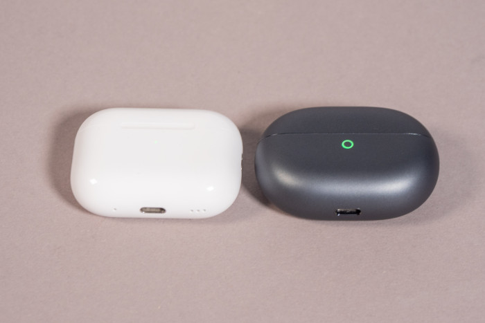 Links das Ladeetui der Airpods Pro 2, rechts das Ladeetui der Freebuds Pro 5 (Bild: Martin Wolf/Golem)
