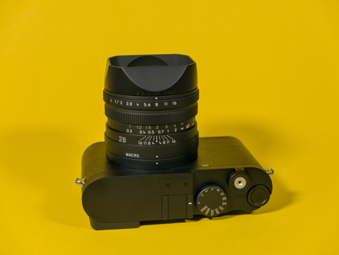 Vor allem das Drehrädchen am rechten Rand ist zu weit rechts verbaut, um es mit dem Daumen der rechten Hand bequem zu erreichen. (Bild: Tobias Költzsch/Golem)