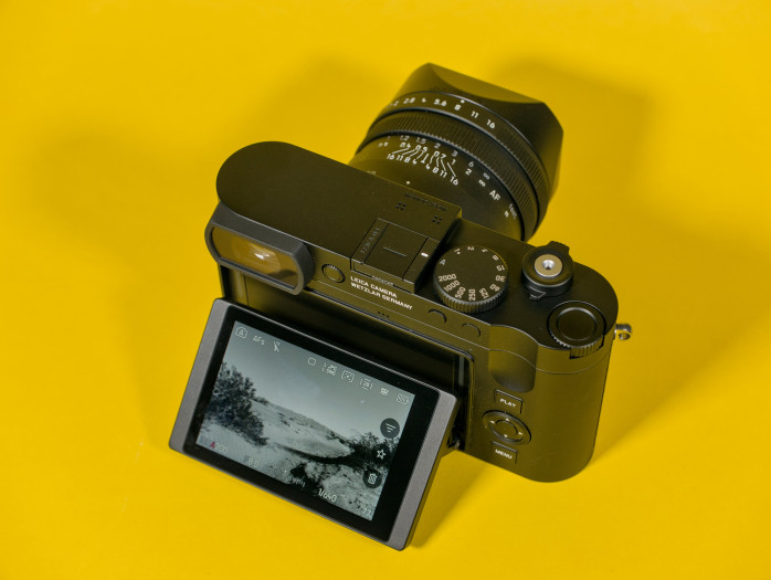 Das Display auf der Rückseite ist bei der Q3 Monochrom schwenkbar. (Bild: Tobias Költzsch/Golem)