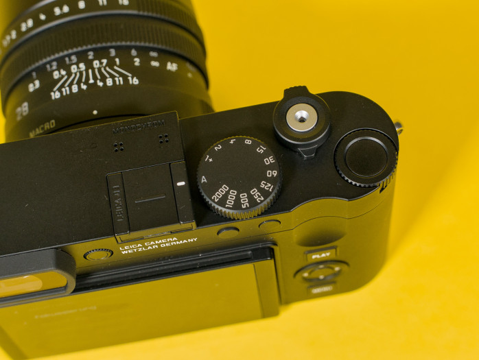 Das einzige ergonomische Feature der Q3 Monochrom ist eine kleine Mulde für den Daumen. (Bild: Tobias Költzsch/Golem)