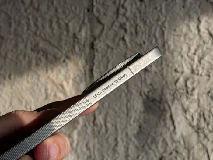An der Seite sowie auf der Rückseite ist der Markenname von Leica abgebildet. (Bild: Tobias Költzsch/Golem)
