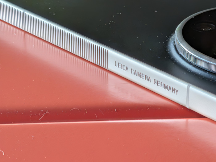 Die Seite des Smartphones ist dank des eingefrästen Musters sehr griffig. (Bild: Tobias Költzsch/Golem)