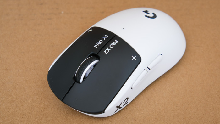 Wie die Vorgänger liegt die Pro X2 Superstrike hervorragend in der Hand. (Bild: Steinlechner / Golem)