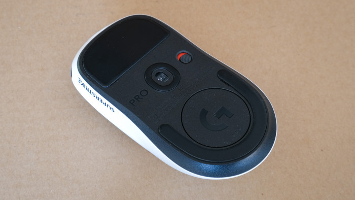 Unter der runden Abdeckung ist Platz, um das Dongle zu verstauen. (Bild: Steinlechner / Golem)