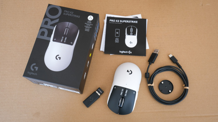 Der gesamte Packungsinhalt der Pro X2 Superstrike. (Bild: Steinlechner / Golem)