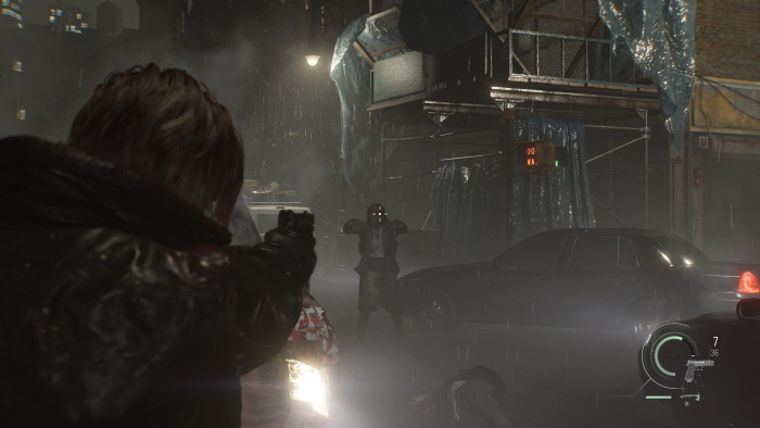 Leon liefert sich ein Feuergefecht in den Straßen. (Bild: Capcom / Screenshots: Golem)