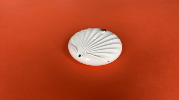 Die Probe wird über die kleine Öffnung an der Vorderseite genommen.