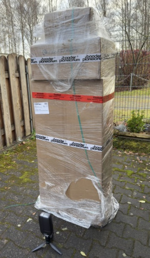 Lieferung mit Größenvergleich. Das Bild zeigt den kompletten Lieferumfang inkl. der optionalen Komponenten mit dem im Moment kleinsten Smart-Teleskop, dem Dwarf Mini, als Größenvergleich. (Bild: Mario Keller)