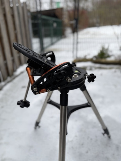 Stativ mit Polhöhenwiege   (Bild: Mario Keller)