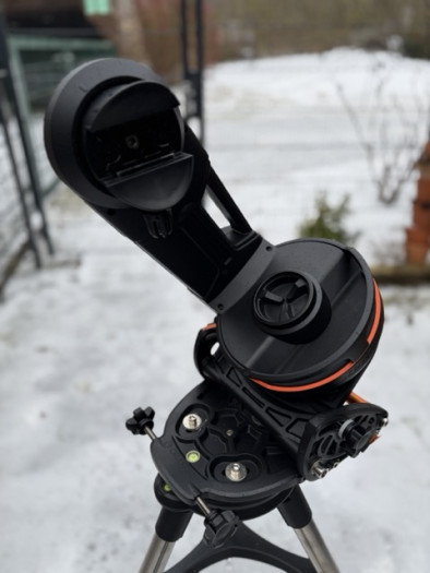 Stativ mit Polhöhenwiege und Montierung (Bild: Mario Keller)
