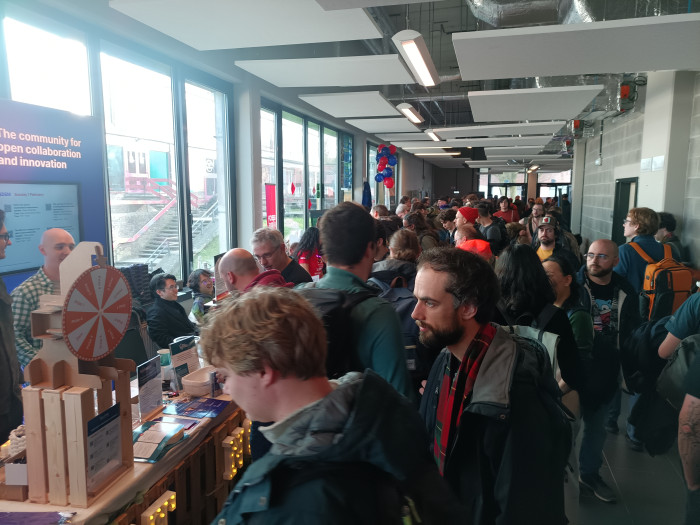 Volle Räume auch an den Ständen, hier im Gebäude K. wo viele der Devrooms stattfanden. (Bild: Markus Feilner)