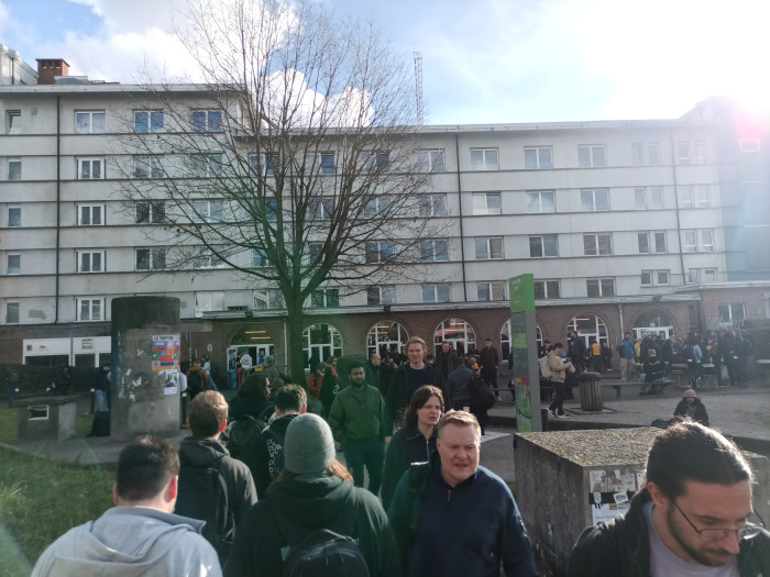 Laufen, Laufen, Laufen, Treppen rauf und runter: Fosdem-Veteranen kennen das Spiel. (Bild: Markus Feilner)