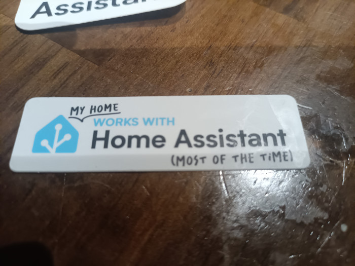 Der Humor darf nicht fehlen, auch nicht auf den Aufklebern, die auf den unzähligen Social Events abends in Brüssels Bars verteilt werden. (Bild: Markus Feilner)