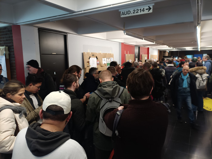 … und lange Schlangen vor den begehrten Devrooms. (Bild: Markus Feilner)