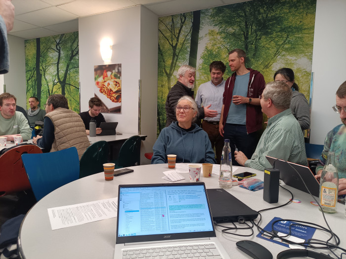 Auch Geschäfte werden gemacht, hier haben die OSI und AboutCode soeben einen Kooperationsvertrag unterschrieben. (Bild: Markus Feilner)