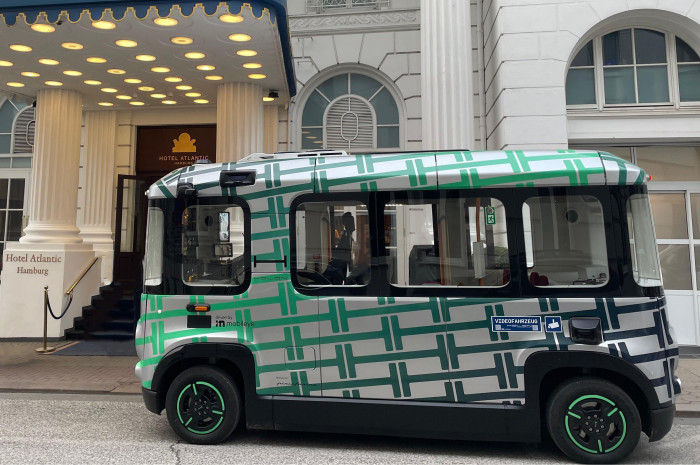 Der Urban dreht bereits seine Testrunden in Hamburg, dabei kommt er auch am Hotel Atlantic an der Alster vorbei. (Bild: Holon)