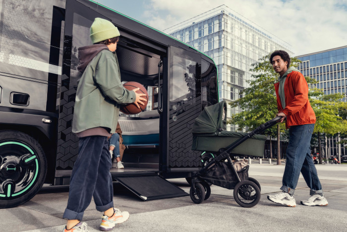 Eine ausfahrbare Rampe erleichtert Menschen mit Kinderwagen und Rollstuhlfahrern das Einsteigen in den E-Shuttle. (Bild: Holon)