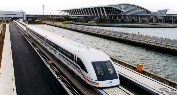 Der Transrapid SMT in Shanghai bei der Ausfahrt aus dem Pudong International Airport (Bild: Wikimedia, Lizenz: Public Domain / gemeinfrei)